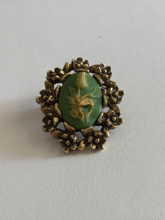 Jewelry - Vintage Floral Cameo brooch/brooch in Green and Gold toned